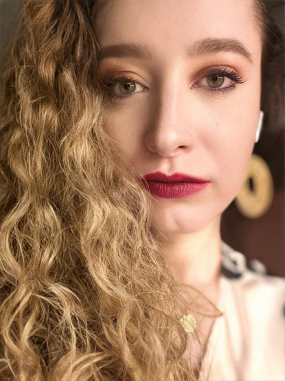 Willa Maya Canhas — Close · Carmim