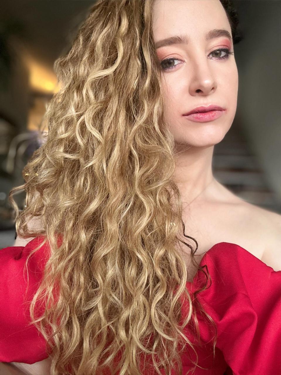 Willa Maya Canhas — Vermelho · Cena